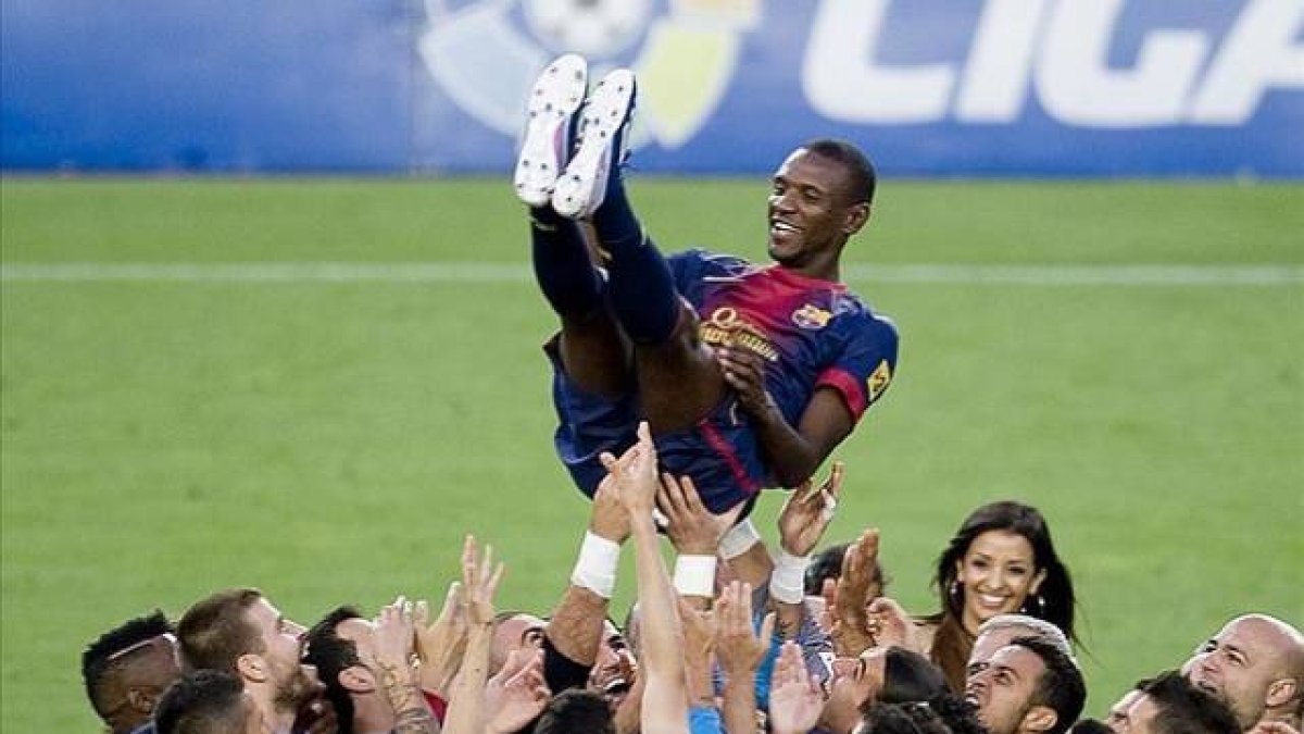Los jugadores del Barça mantean a Abidal el 1 de junio del 2013.-Foto: JORDI COTRINA