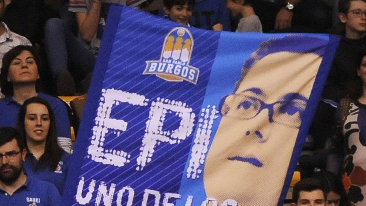 La Peña Sauki muestra una pancarta de apoyo a Epi durante un partido de la pasada temporada.-MARÍA GONZÁLEZ / SPB