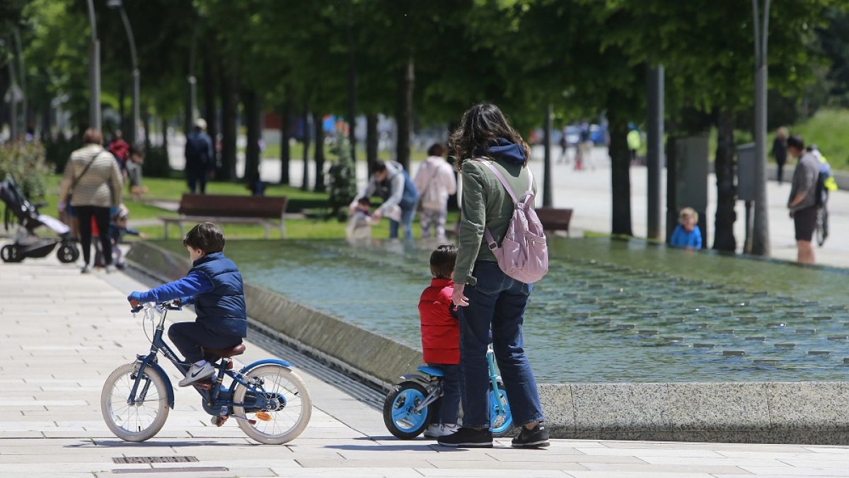 Dos niños de paseo con sus bicis en Burgos. RAUL OCHOA