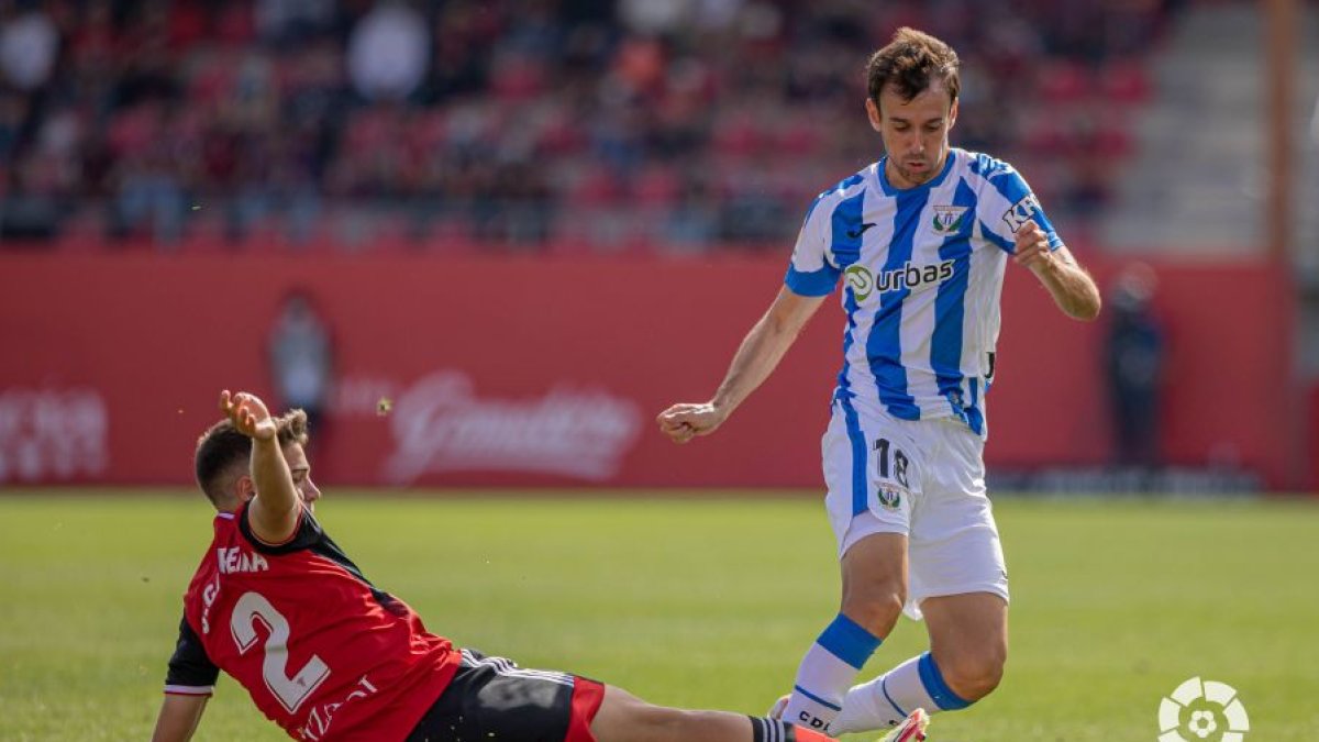 Carreira sale al cruce en un lance defensivo. LALIGA