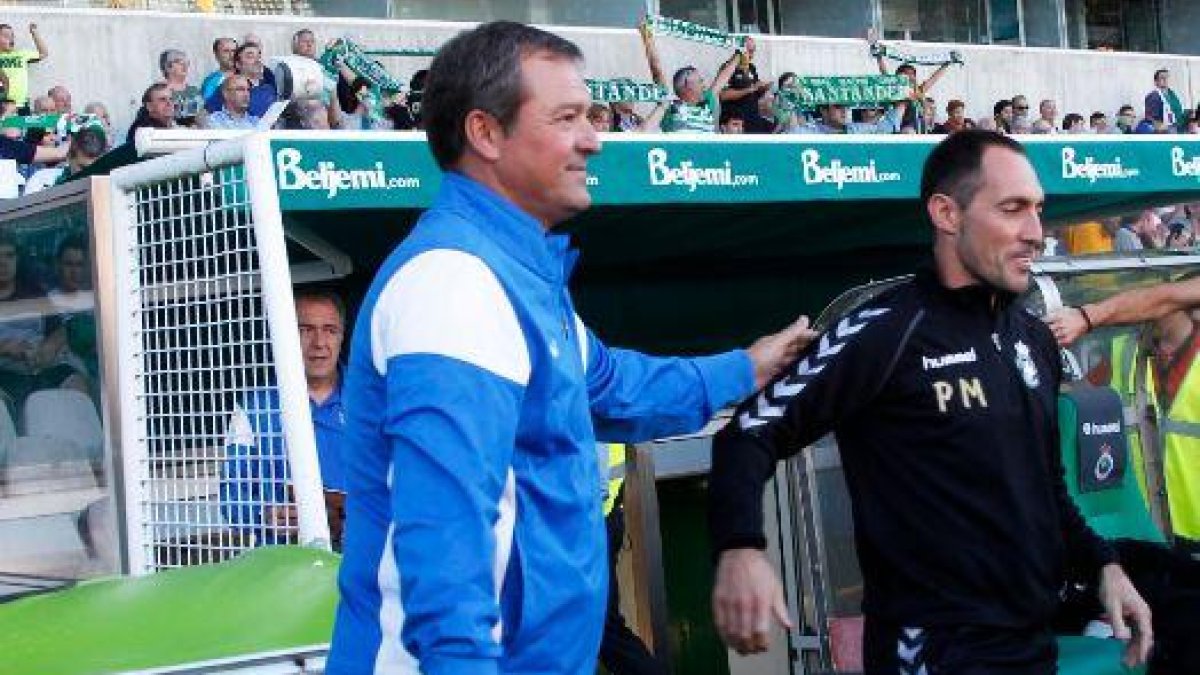 Ángel Viadero saluda a Pedro Munitis antes del choque ante el Racing de Santander.-DAVID BUSTAMANTE.