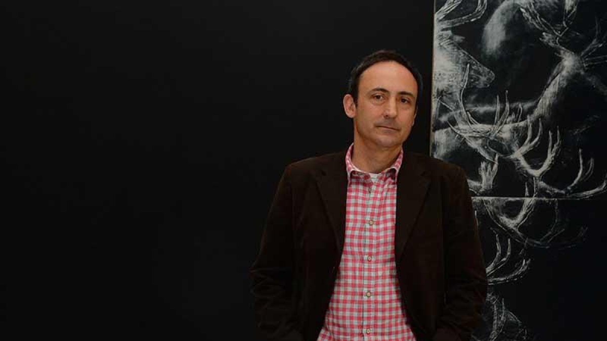 Javier Riera junto a una de las cinotipias que usa en su proceso creativo.-Santi Otero