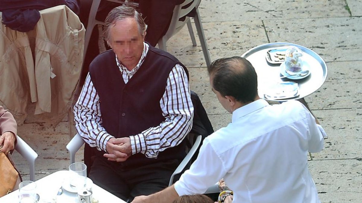 Un camarero atiende a un cliente en una terraza.-ISRAEL L. MURILLO