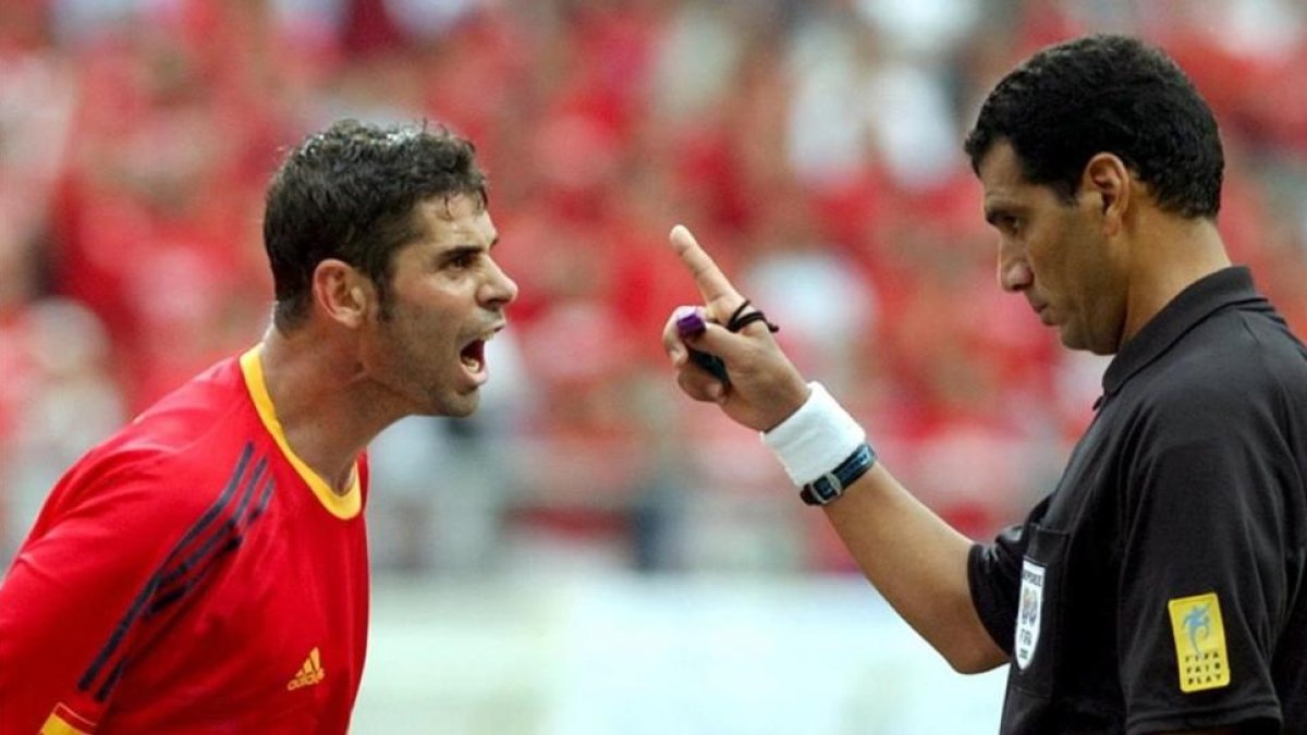 Fernando Hierro protesta una decisión del arbitro egipcio Gamal Al-Ghandour durante el partido de los cuartos de final contra Corea del Sur del Mundial del 2002.-EFE / LUIS TEJIDO