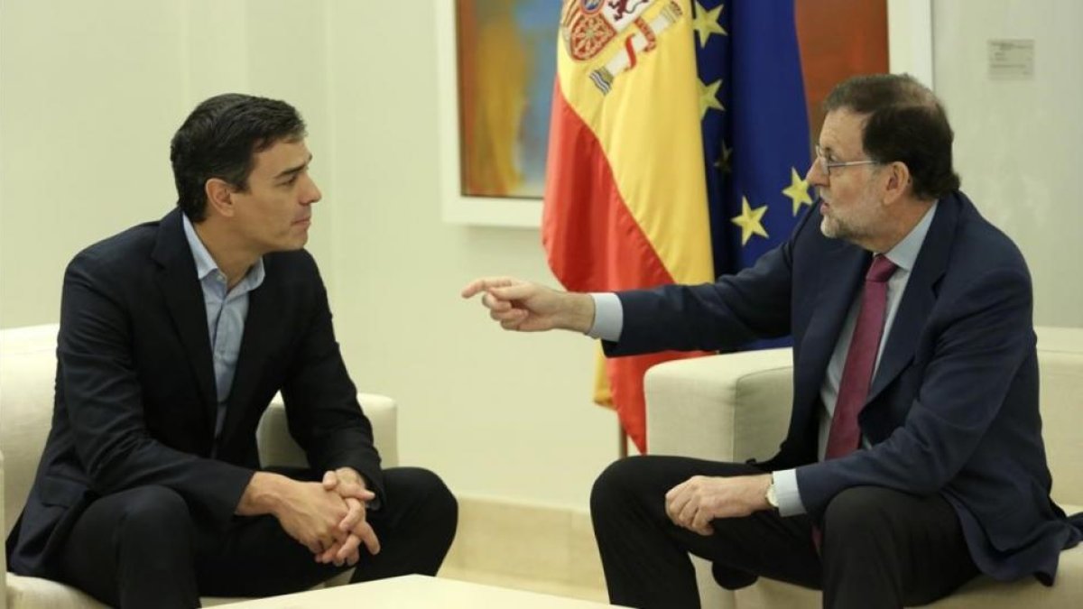 Pedro Sánchez y Mariano Rajoy, el pasado 6 de julio en la Moncloa.-JUAN MANUEL PRATS