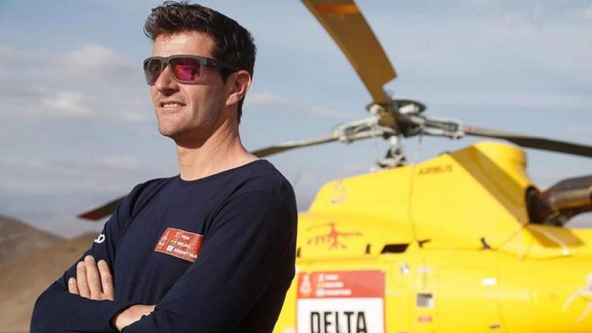 Marc Coma, junto al helicóptero con el que seguía, día a día, el Dakar.-ASO MEDIA