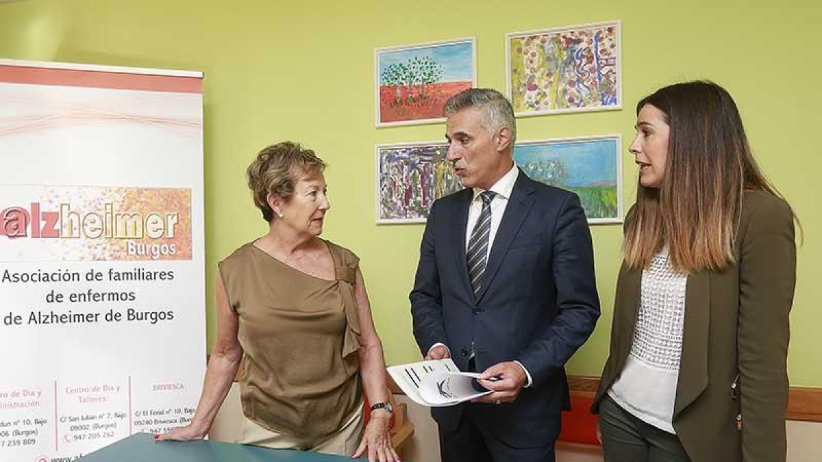 Mª Eloisa Bellostas, Marcos Cereijo y Blanca Esther Antolín en el momento de la firma del convenio.-RAÚL OCHOA