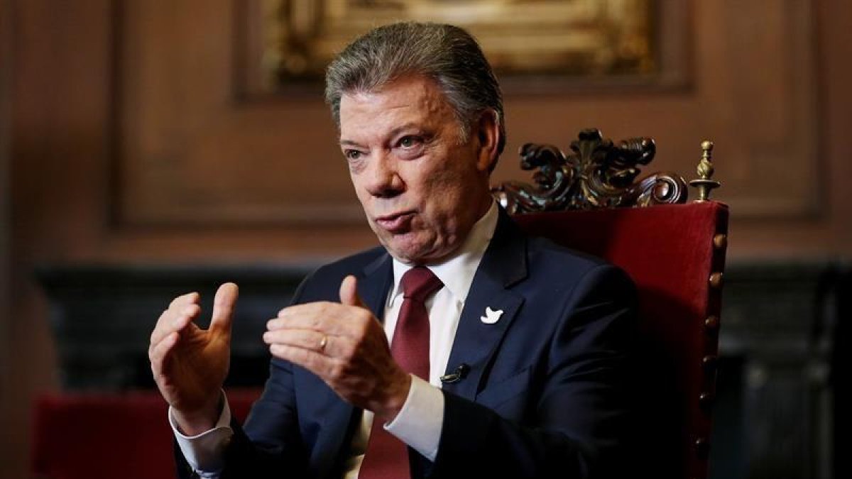 El presidente de Colombia, Juan Manuel Santos, premio Nobel de la Paz, durante una entrevista exclusiva con Efe en el Palacio de Nariño de Bogotá.-EFE/LEONARDO MUÑOZ