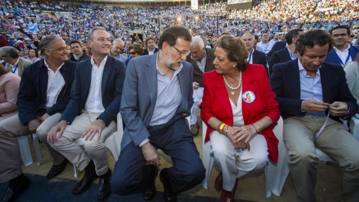 Mariano Rajoy conversa con Rita Barberá en un mitin en València en la campaña de las municipales del 2015.-MIGUEL LORENZO