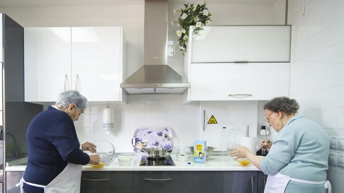 Dos mujeres trabajan en una cocina de una unidad de convivencia.-ISRAEL L. MURILLO