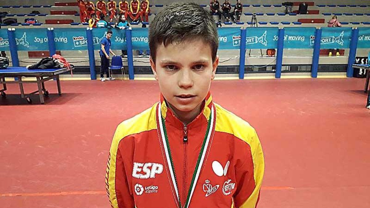 Daniel Berzosa posa con la medalla de plata lograda en Lignano (Italia)-ECB