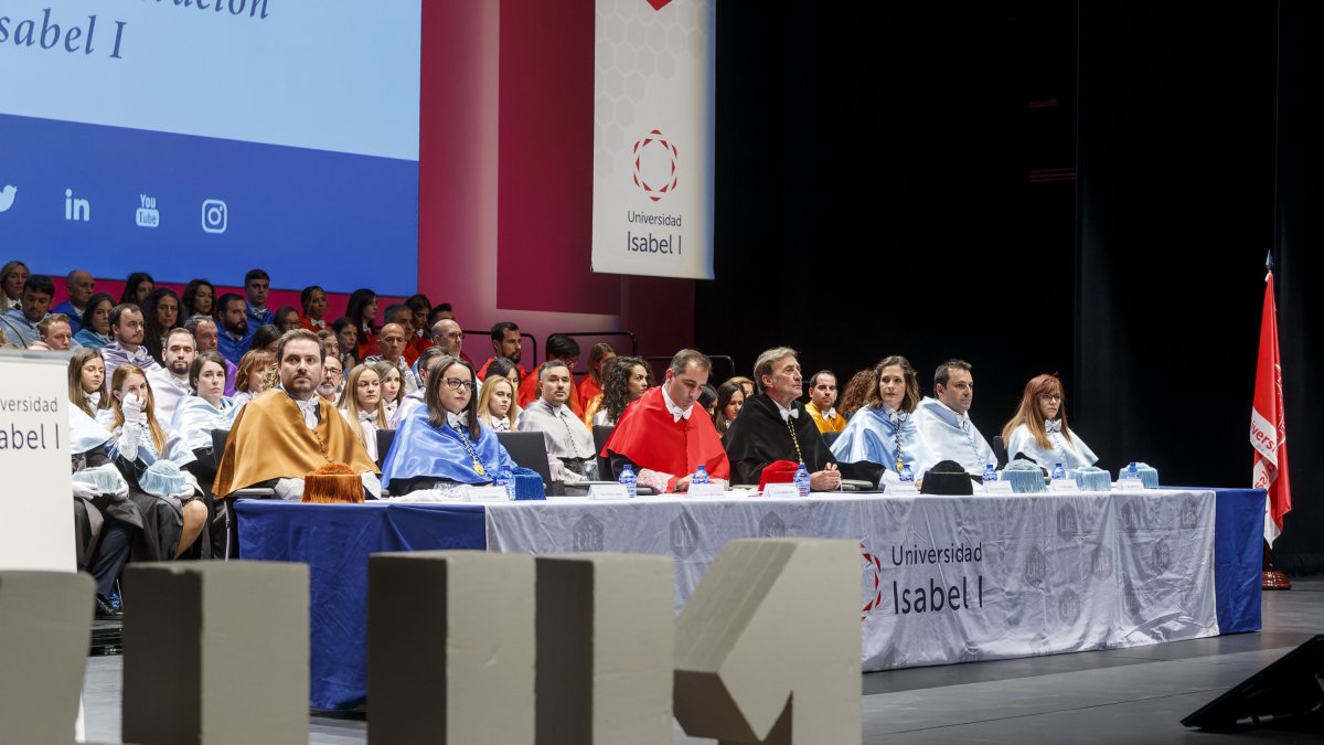 El rector de la Universidad Isabel I, Alberto Gómez Barahona, preside la graduación, que se celebró en el Fórum. SANTI OTERO