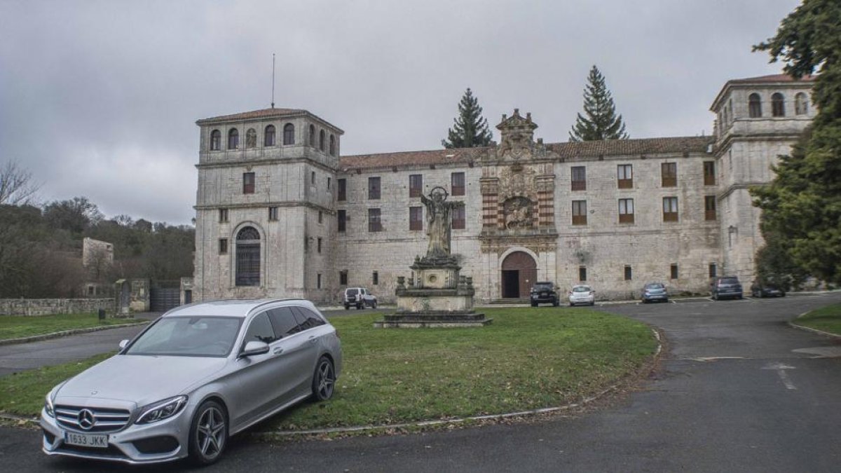 El Monasterio de San Pedro Cardeña compite con la belleza y majestuosidad de las líneas del Mercedes C State 220D.-HÉCTOR FUSTEL