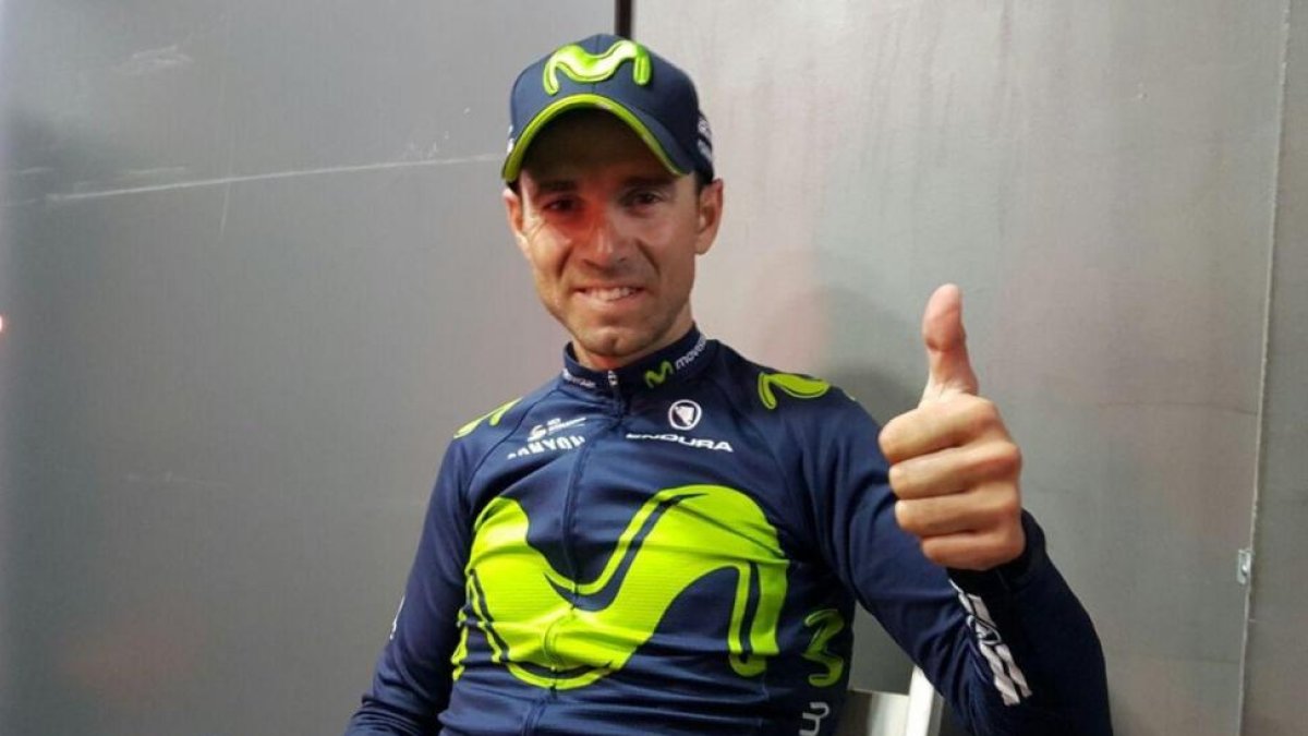 Alejandro Valverde saluda tras su triunfo en Arrate, que le sitúa líder de la Vuelta al País Vasco.-MOVISTAR TEAM