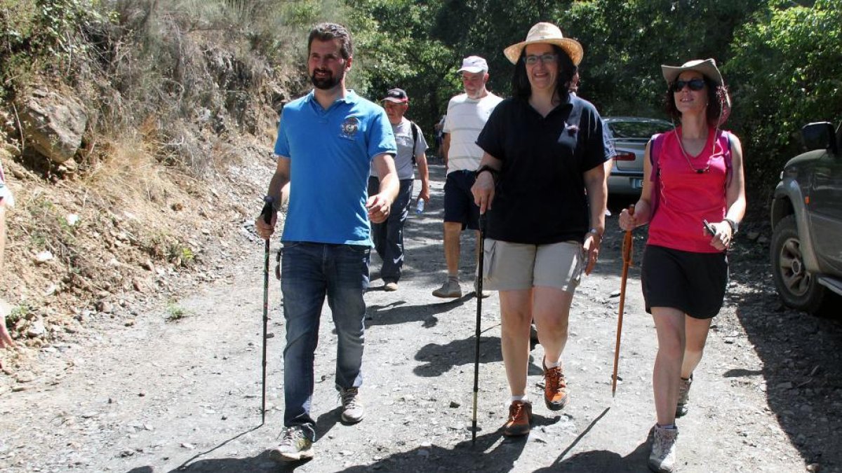 El secretario General del PSOE de Castilla y León, Luis Tudanca (I), acompañado por la subdelegada del Gobierno Teresa Mata (C) y la alcaldesa de Villagatón, Carolina López(D), visita el monasterio de San Juan de Montealegre.-ICAL