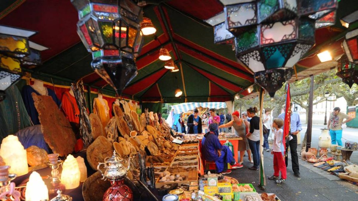 Uno de los puestos del mercado medieval ubicado entre la Plaza del Rey San Fernando y el Espolón.-ISRAEL L. MURILLO