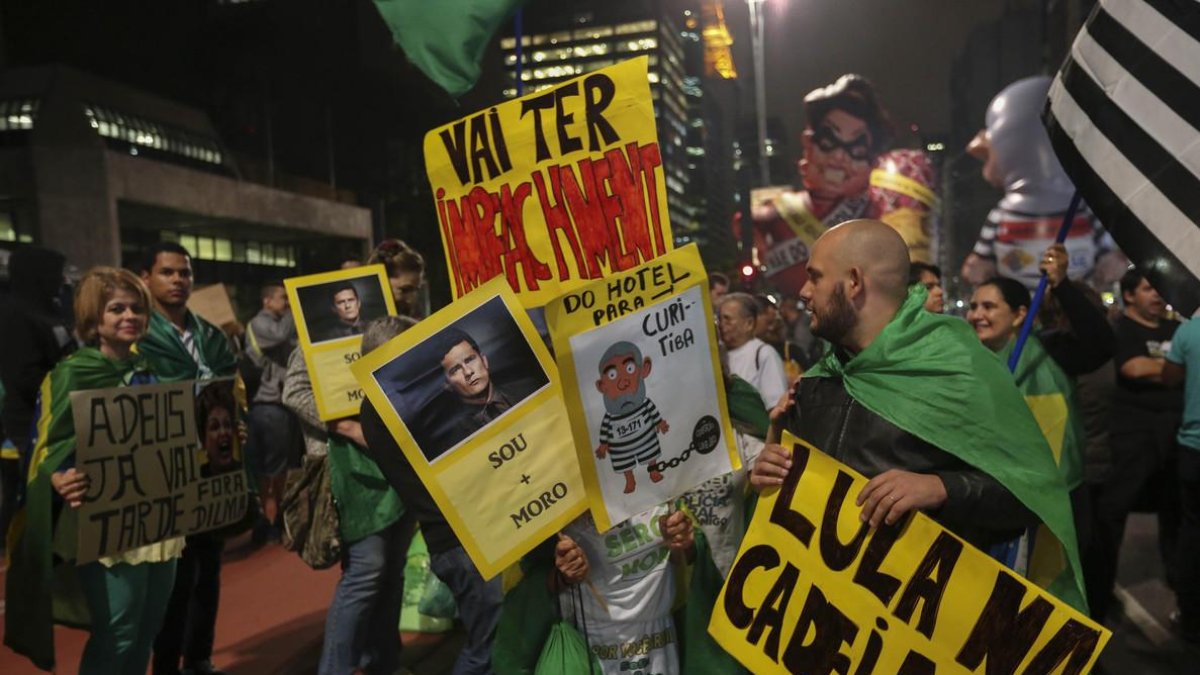 Manifestantes protestan contra el Gobierno brasileño, la pasada noche, en Sao Paulo (Brasil).-SEBASTIÃO MOREIRA (EFE)
