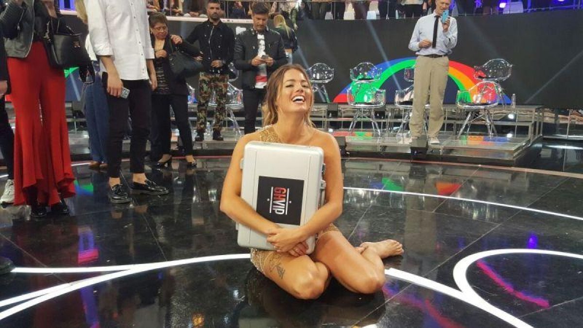 La estadounidense Alyson Eckmann, tras recibir el maletín con los 100.000 euros de premio por haber ganado la quinta edición de 'Gran hermano VIP'.-