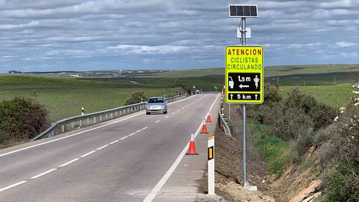 El proyecto ha pasado a la fase ‘prueba piloto’, en un tramo de carretera con alta concurrencia entre vehículos y bicicletas. Ui1