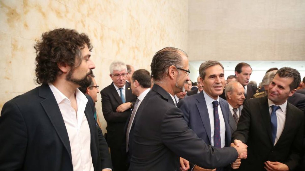 Acto de toma de posesión de Juan Vicente Herrera como presidente de la Junta de Castilla y León. En la imagen de Ia D, el portavoz de IU en las Cortes, José Sarrión; el portavoz de Ciudadanos, Luis Fuentes, el procurador popular, JUan José Sanz Vitorio; y-Ical