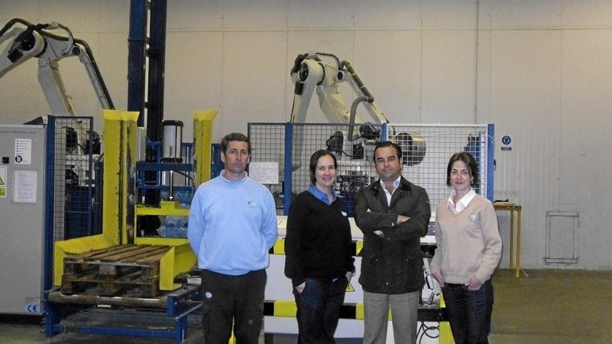 Miguel Ángel Vázquez, segundo por la izquierda, con parte de su equipo, junto a los robots de la empresa Procubitos.-D. V.