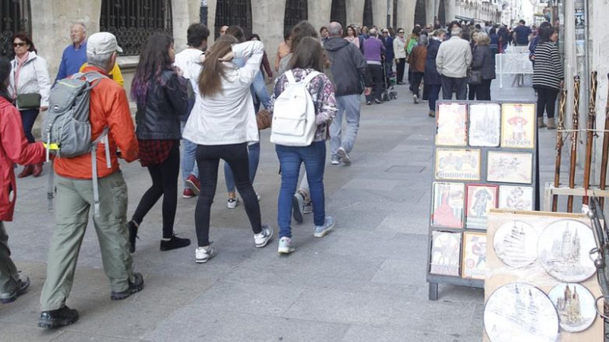 Varias personas pasean por la calle de la Paloma  en las cercanías de la plaza del Rey San Fernando de la capital burgalesa.-SANTI OTERO