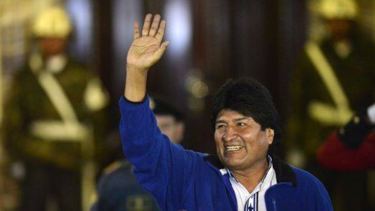 Evo Morales saluda a sus seguidores desde el balcón del palacio presidencial, esta madrugada en la Paz.-Foto: AFP / CRIS BOURONCLE