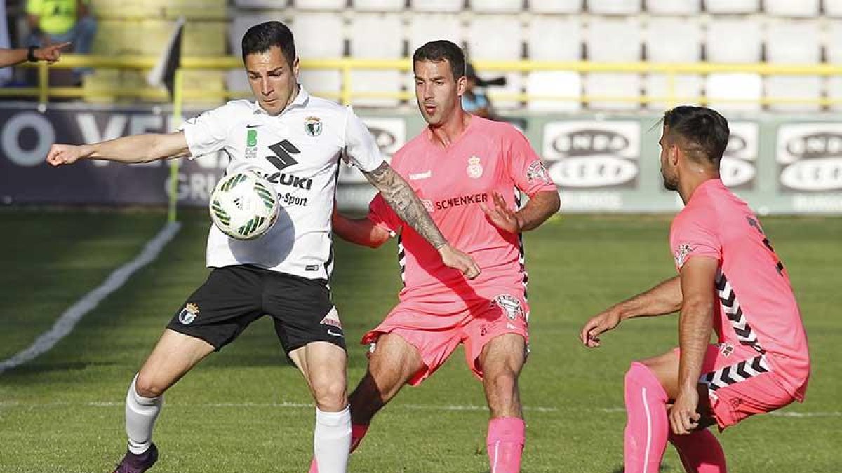 Armiche controla el balón ante dos jugadores de la Cultural Leonesa.-RAÚL G. OCHOA