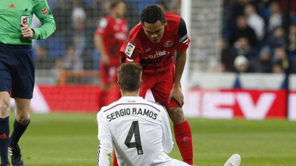 Bacca se interesa por el estado de Sergio Ramos, lesionado para dos meses en el duelo ante el Sevilla.-Foto: EFE / KIKO HUESCA