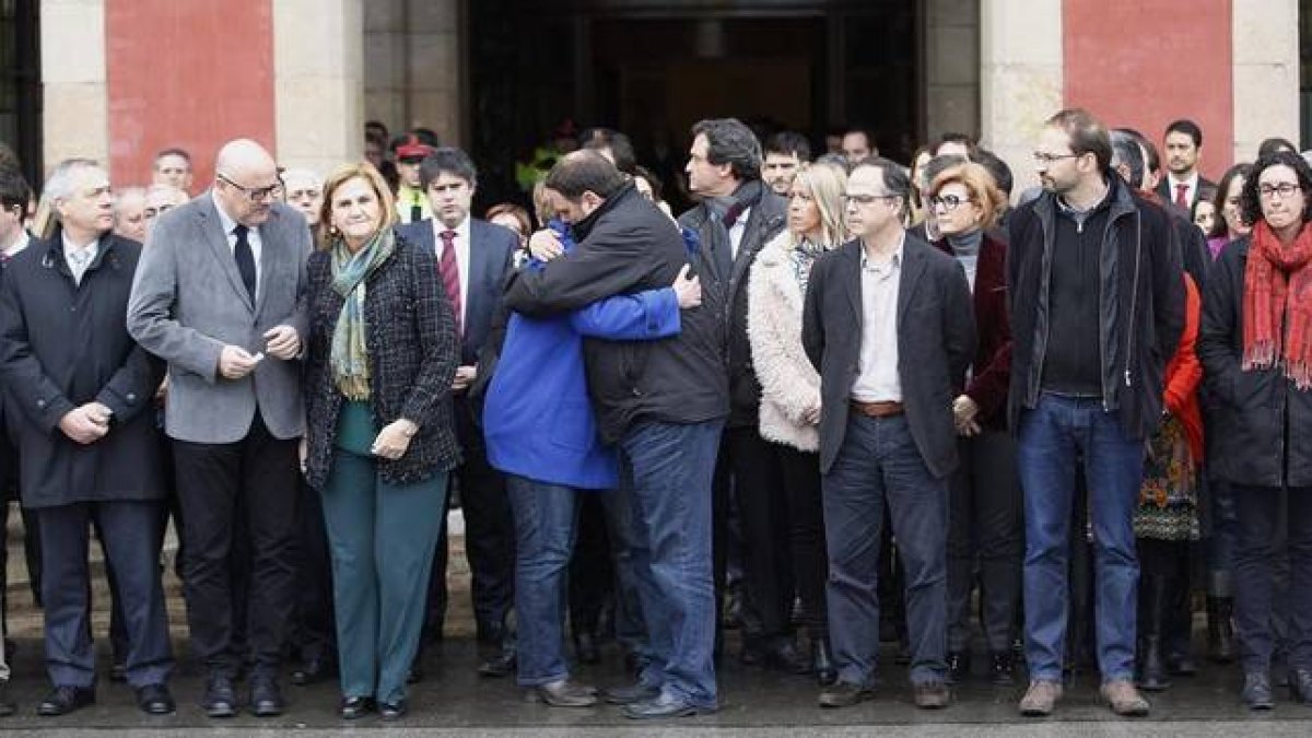El líder de ERC, Oriol Junqueras, se abraza con la portavoz del partido, Anna Simó, durante el minuto de silencio por las víctimas del accidente aéreo en el Parlament.-Foto: EFE / ALEJANDRO GARCÍA