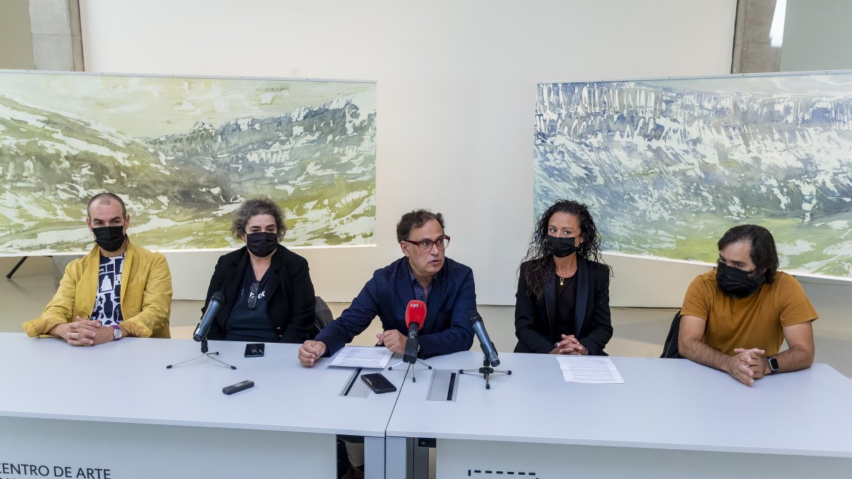 Momento de la presentación de las tres nuevas exposiciones que se pueden visitar en el CAB. SANTI OTERO