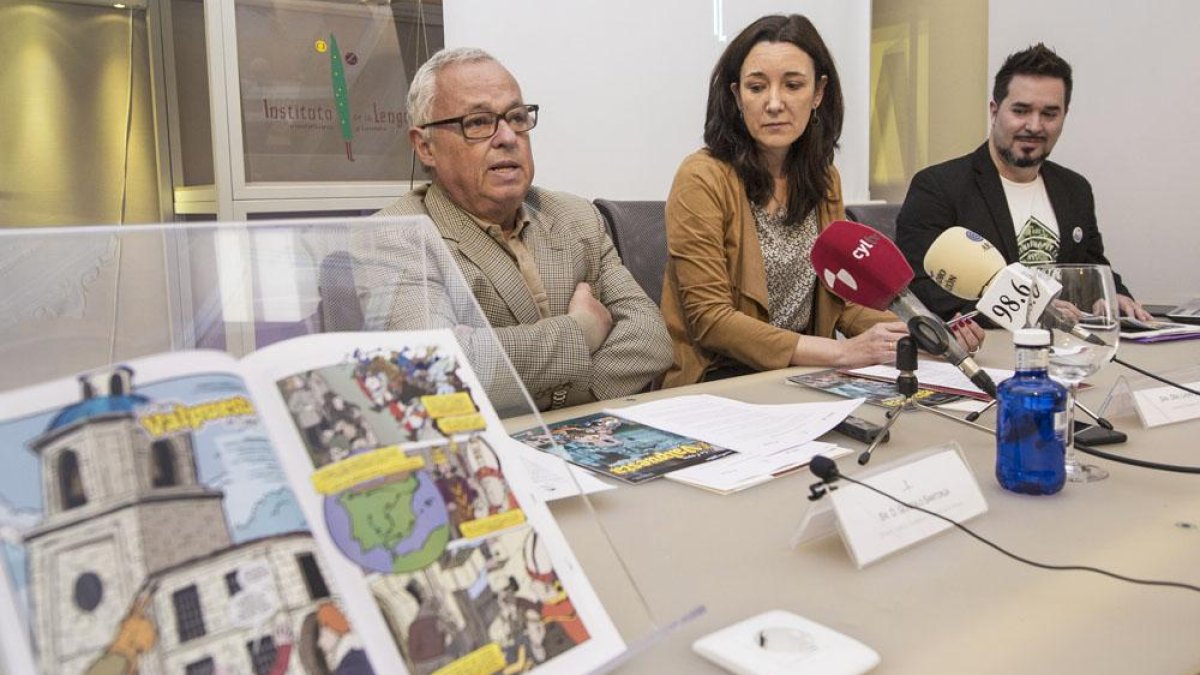 Gonzalo Santonja (ILCyL), Laura Sebastián (FundaciónCajacírculo) e Iván Sarnago (Unrated Comics) presentaron ayer esta aventura gráfica.-ISRAEL L. MURILLO