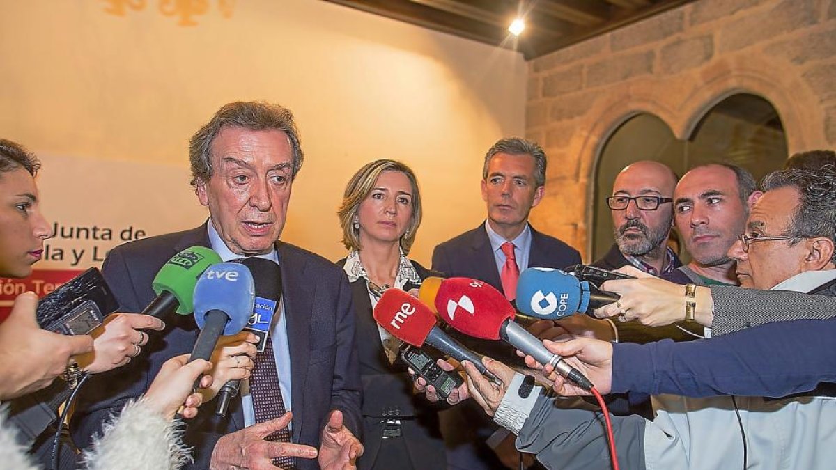 José Antonio de Santiago-Juárez atiende a los medios. Tras él, Alicia García y José Francisco Hernández Herrero.-ICAL