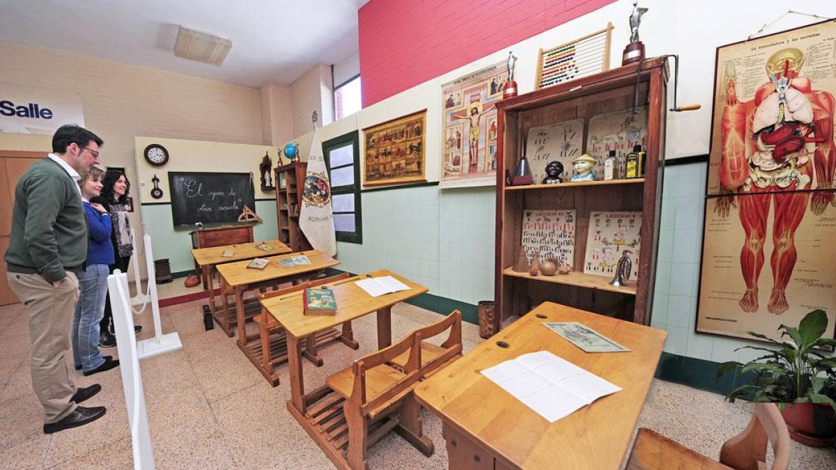 La recreación de un aula de los años cincuenta y comienzos de los sesenta es una de las partes de la exposición.-ISRAEL L. MURILLO
