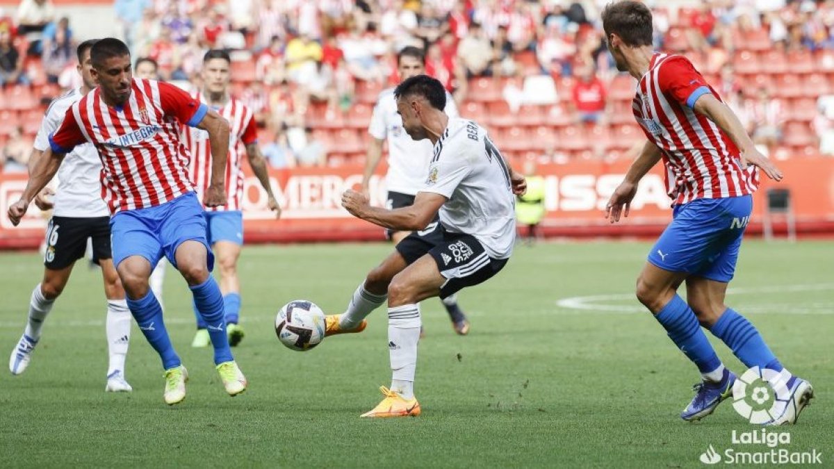 Álex Bermejo chuta a puerta. LALIGA