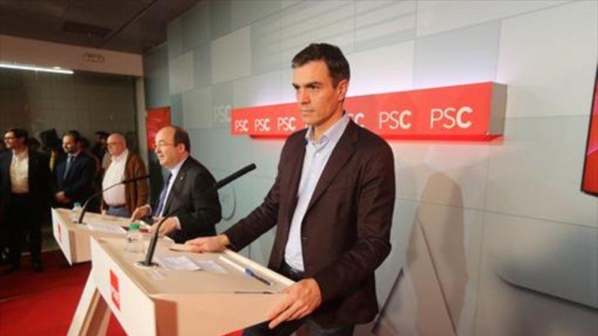 Miquel Iceta y Pedro Sánchez, ayer en la sede central del PSC.-DANNY CAMINAL