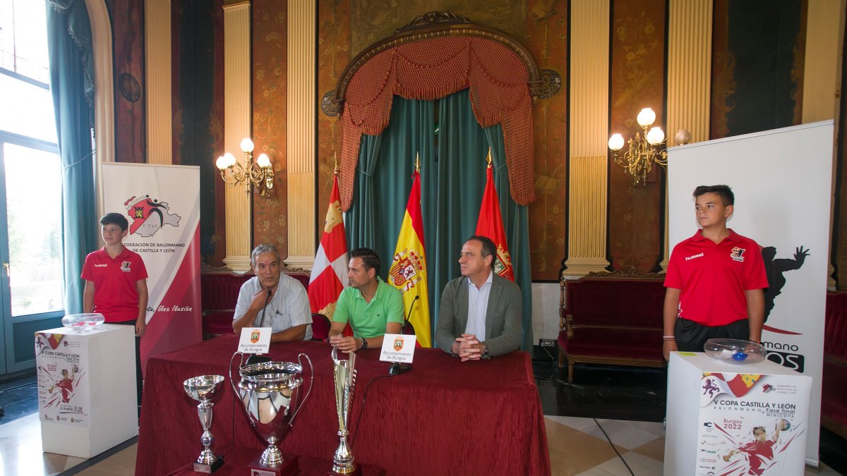 El Salón Rojo del Teatro Principal acogió el sorteo. TOMÁS ALONSO