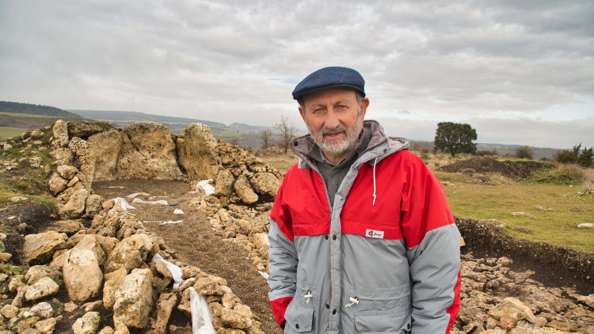 Manuel Rojo Guerra, catedrático de Prehistoria de la Universidad de Valladolid en el dolmen ‘El Pendón’ en Reinoso. ICAL
