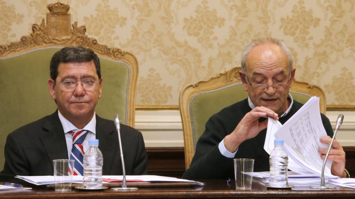 José María Martínez (a la dcha. junto a César Rico), se encargó de explicar el contenido de los Presupuestos de 2015.-R. O.