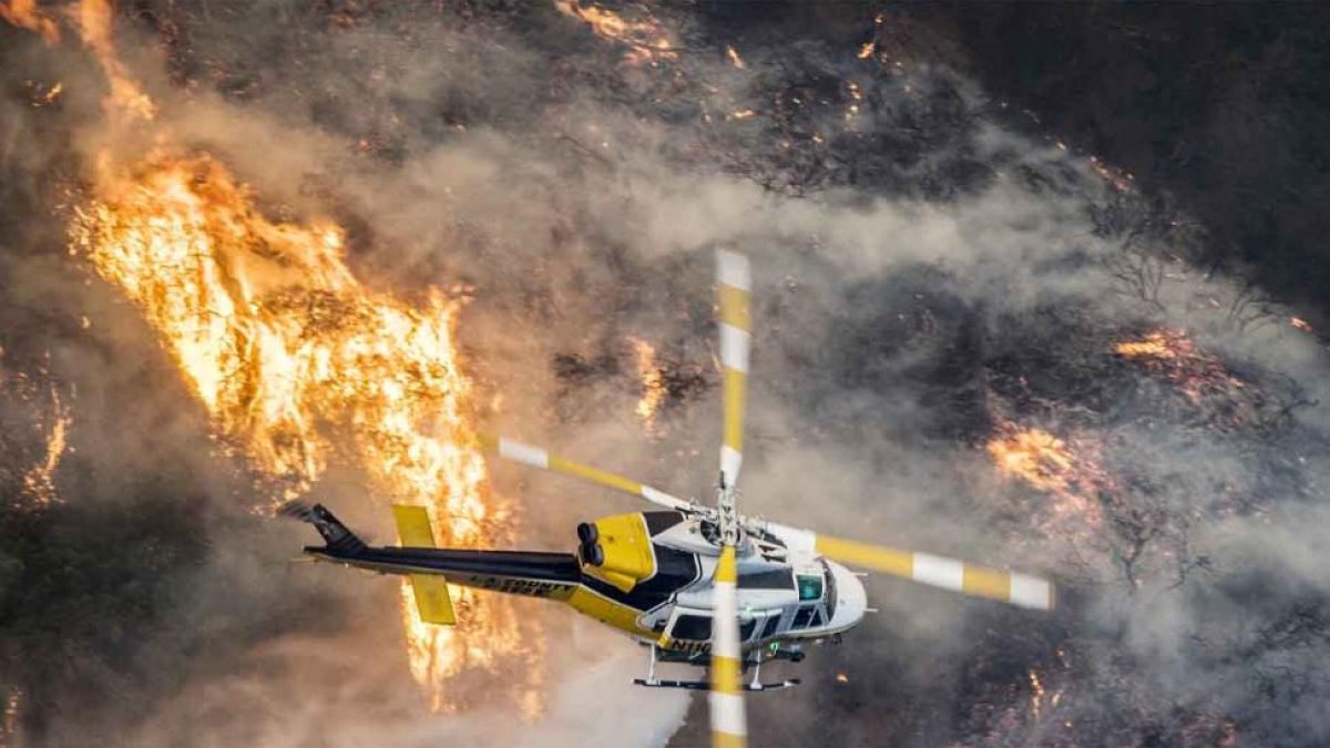Cuatro incendios obligaron a cortar carreteras, cerrar escuelas y a evacuar a miles de personas.-ATLAS