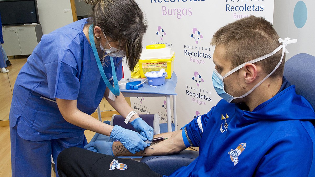 Javi Vega se somete al test serológico, ayer, en el Hospital Recoletas. ISRAEL L. MURILLO