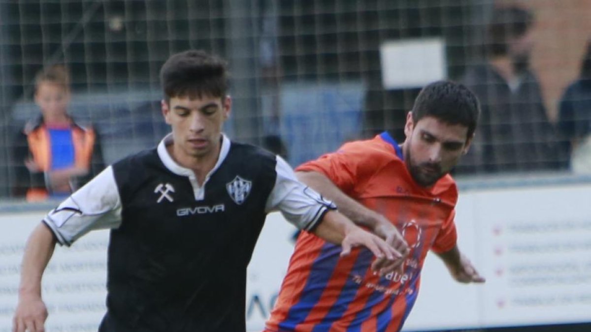 Zamora pugna con un rival.-RAÚL OCHOA