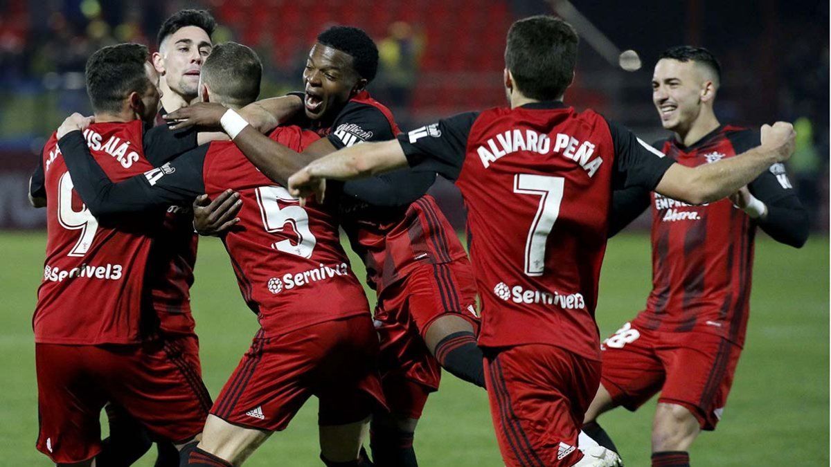Los jugadores del Mirandés festejan la consecución del pase a semifinales.