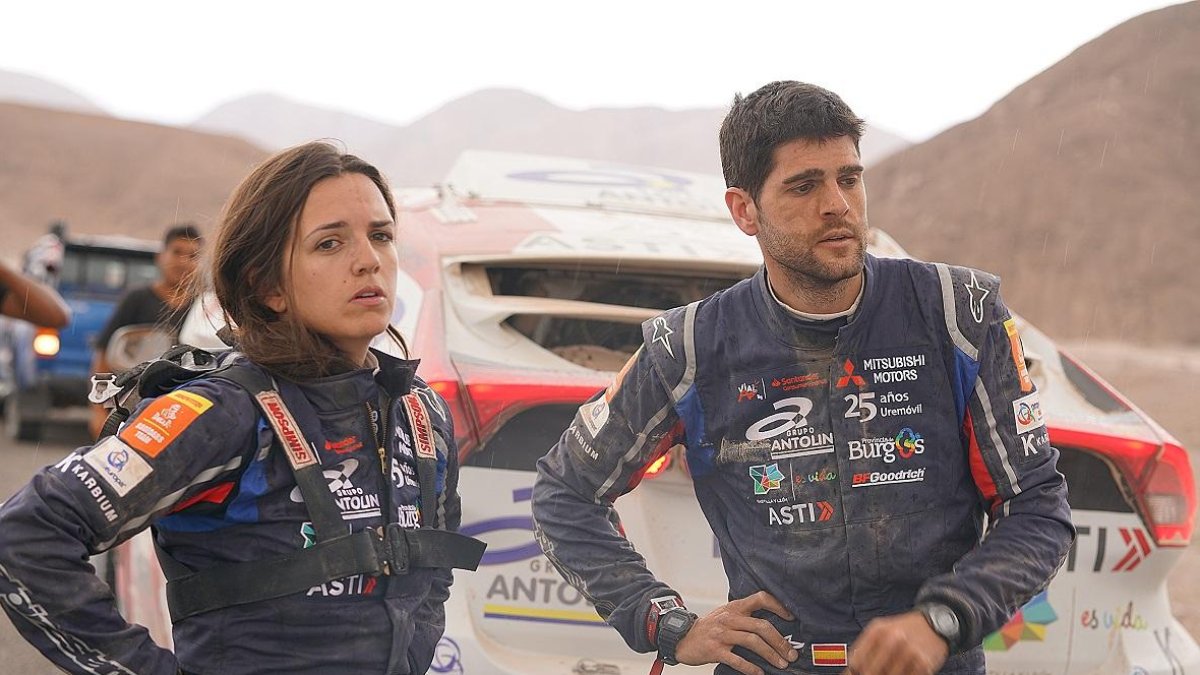 Cristina Gutiérrez y su copiloto, Pablo Huete, muestran su frustración y cansancio.-PRENSA DE CRISTINA GUTIÉRREZ