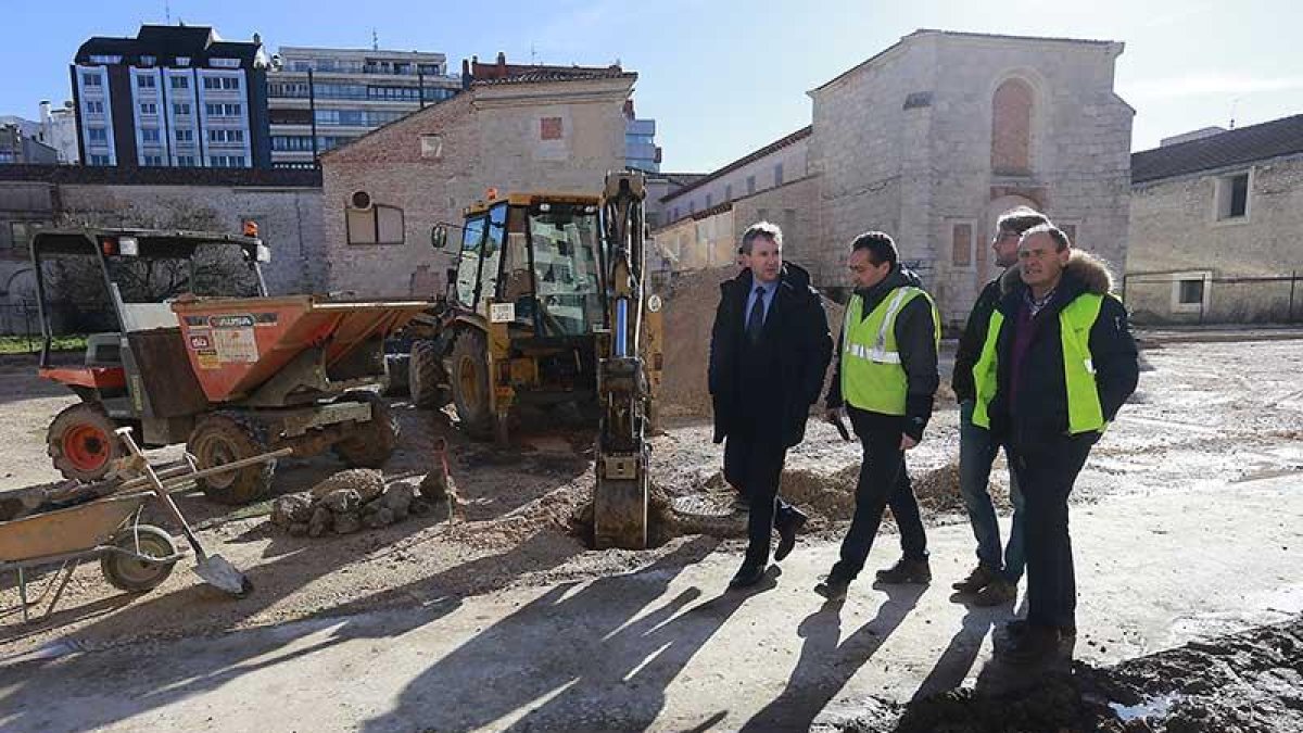 El alcalde junto a técnicos municipales en las hurtas de la Concepción.-RAÚL G. OCHOA