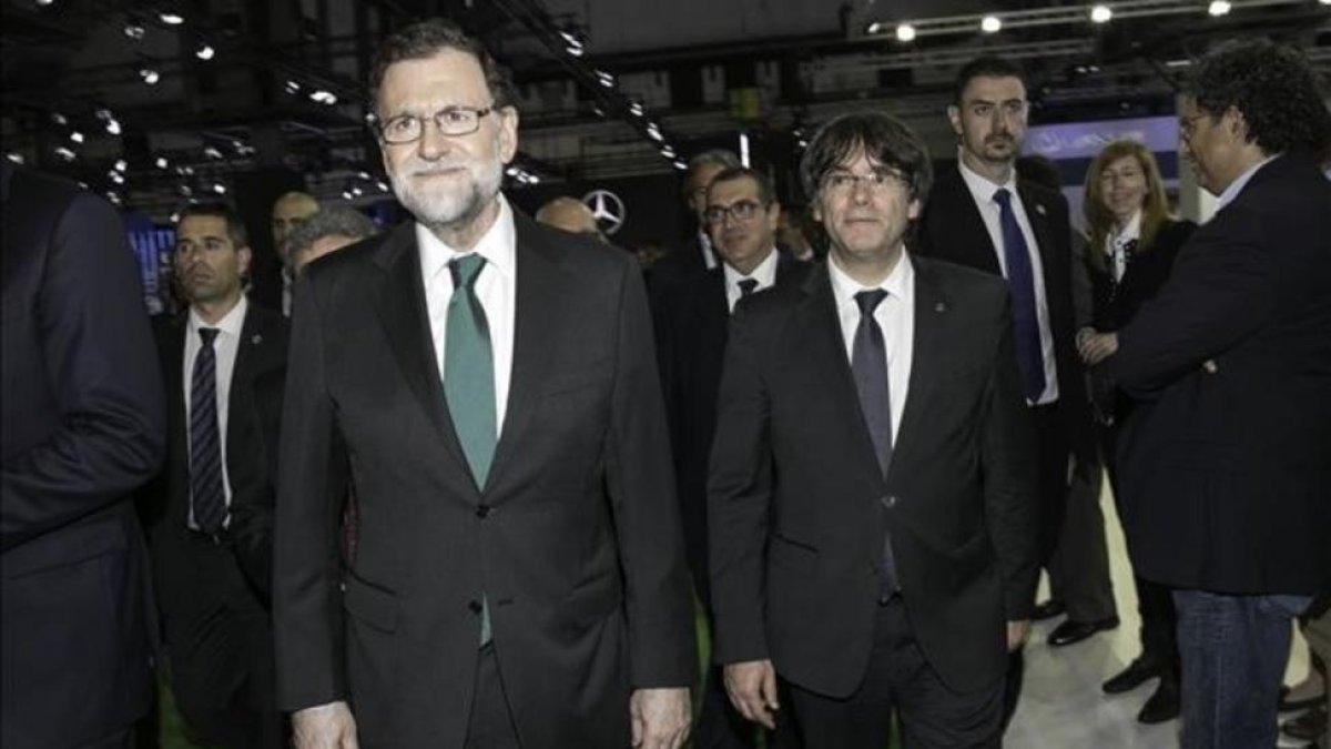 Los presidentes Mariano Rajoy y Carles Puigdemont, en el Salón del Automóvil de Barcelona, el pasado 12 de mayo.-JOAN CORTADELLAS