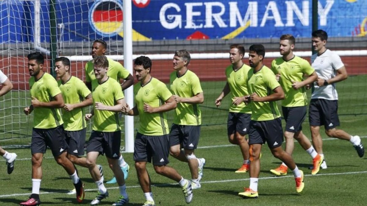 La selección alemana, en un entrenamiento en Evian.-REUTERS / DENIS BALIBOUSE