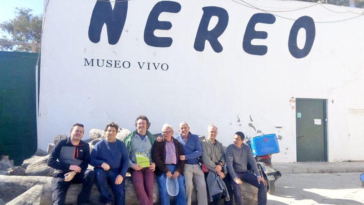 Los quintanariegos explicaron a los malagueños las técnicas empleadas para fabricar la pez.-R.C. CARRETEROS