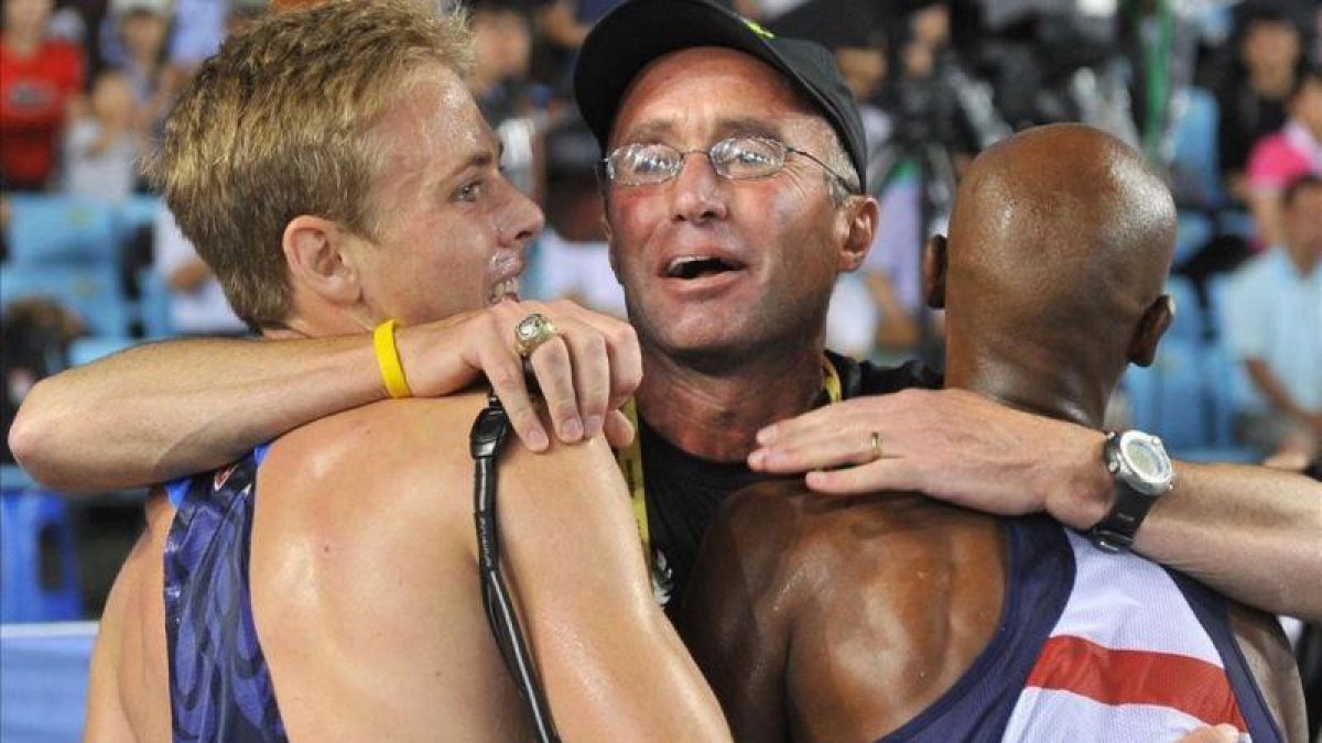 Salazar, con sus atletas Rupp y Farah (de espaldas).-AFP / JUNG YEON-JE