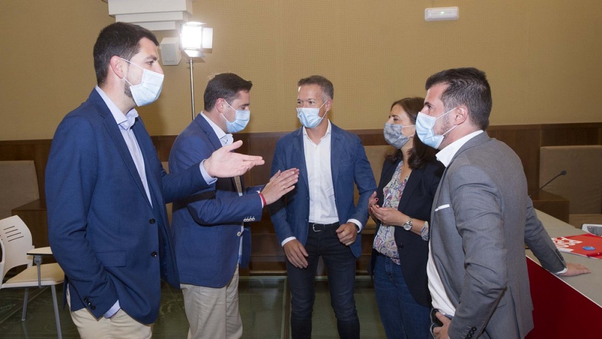 David Jurado y Daniel de la Rosa, que empezarán ya a trabajar para aprovechar el levantamiento de la regla de gasto, ayer con Tudanda y otros cargos del PSOE. I. L. MURILLO